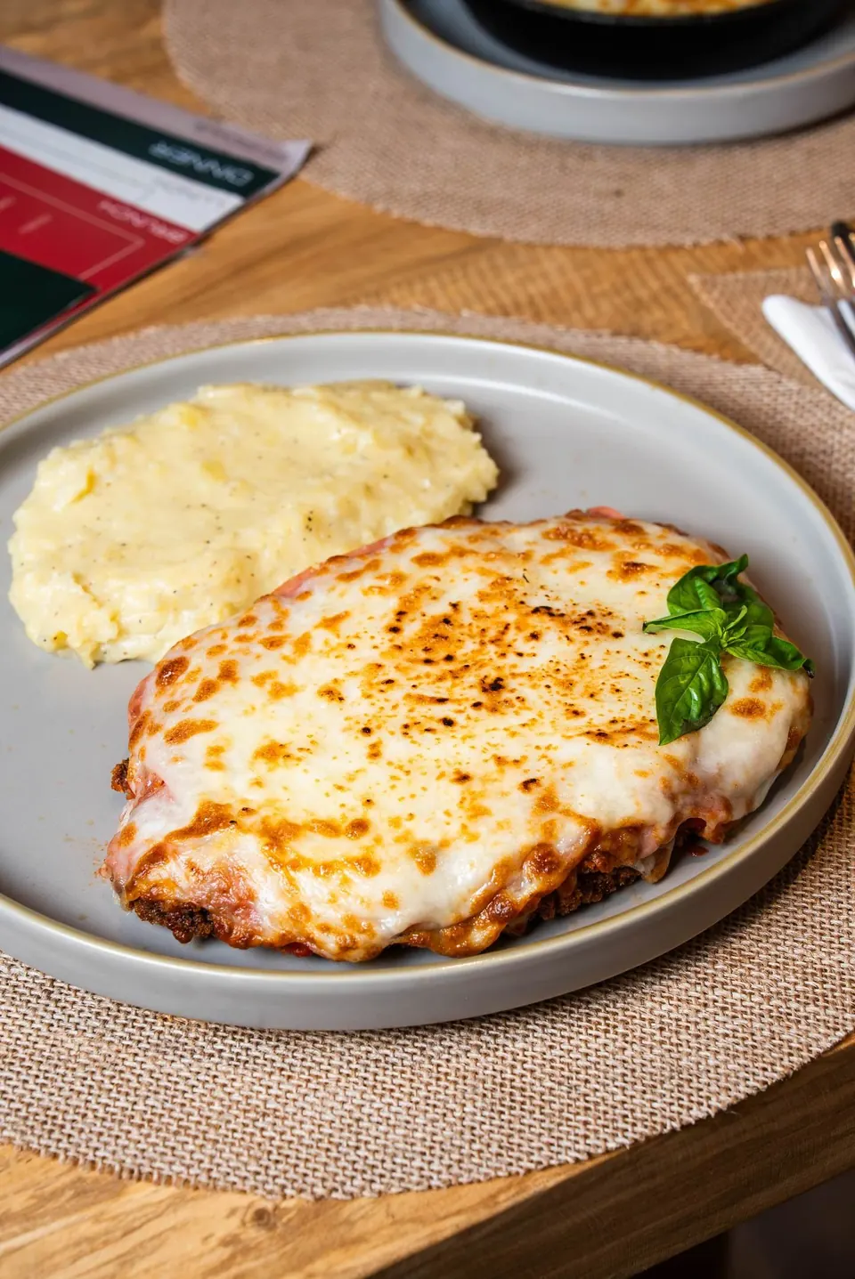 Milanesa napolitana con guarnición en CHAK, La Veleta, Tulum