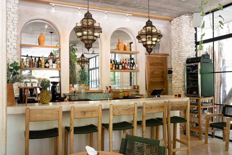 El salón de CHAK con la barra y los arcos, en La Veleta, Tulum