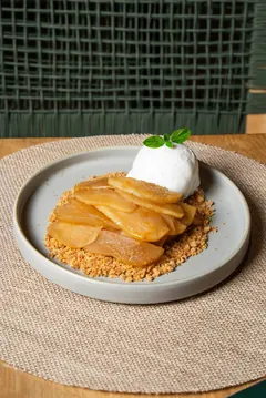 Torta de manzana con helado de crema en CHAK, La Veleta, Tulum
