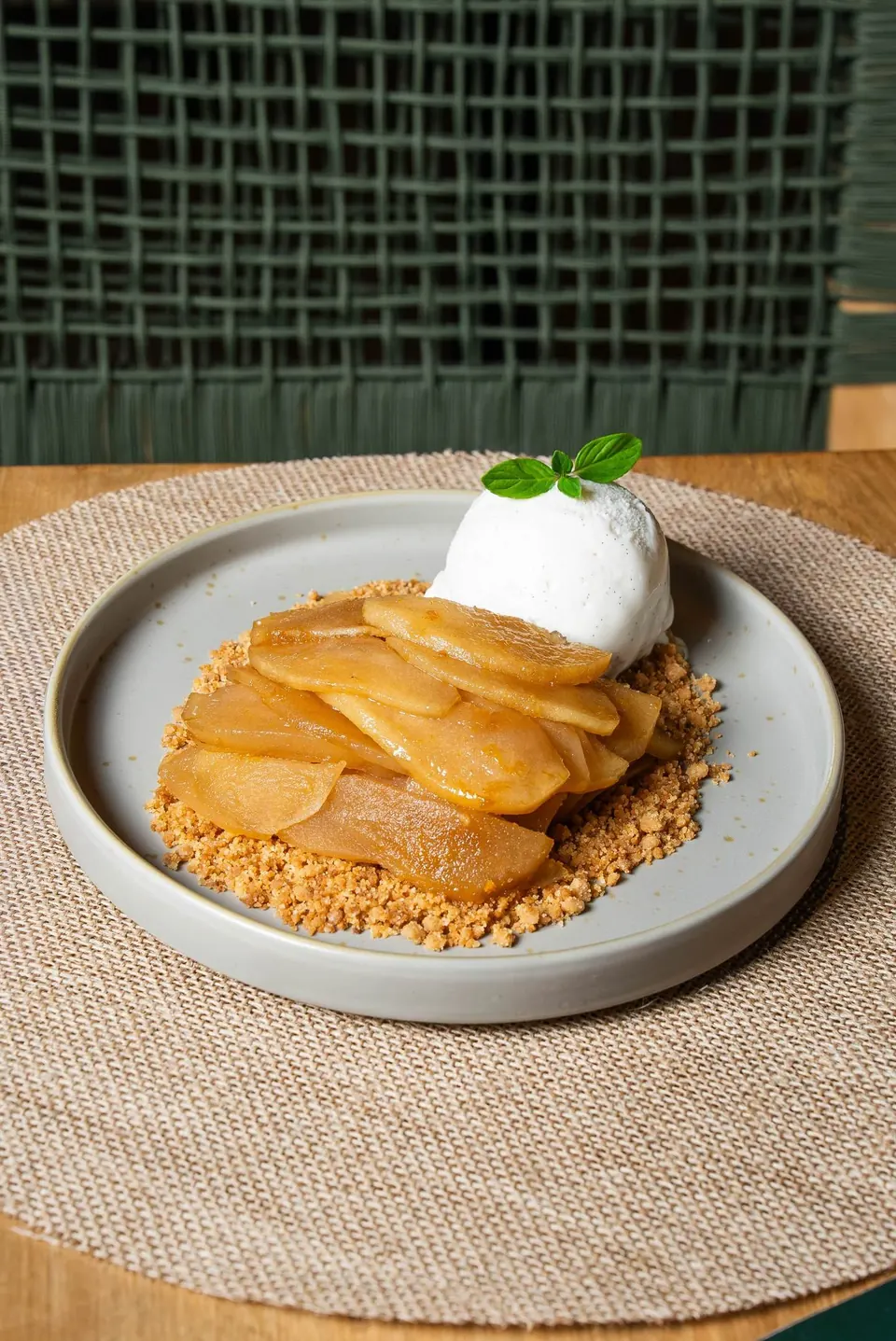 Torta de manzana con helado de crema en CHAK, La Veleta, Tulum