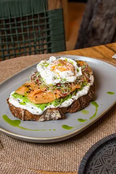 Tostón de salmón gravlax en CHAK, La Veleta, Tulum